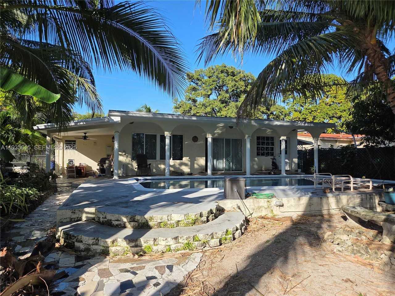 301 Sw 5th St - Photo 2 of 8