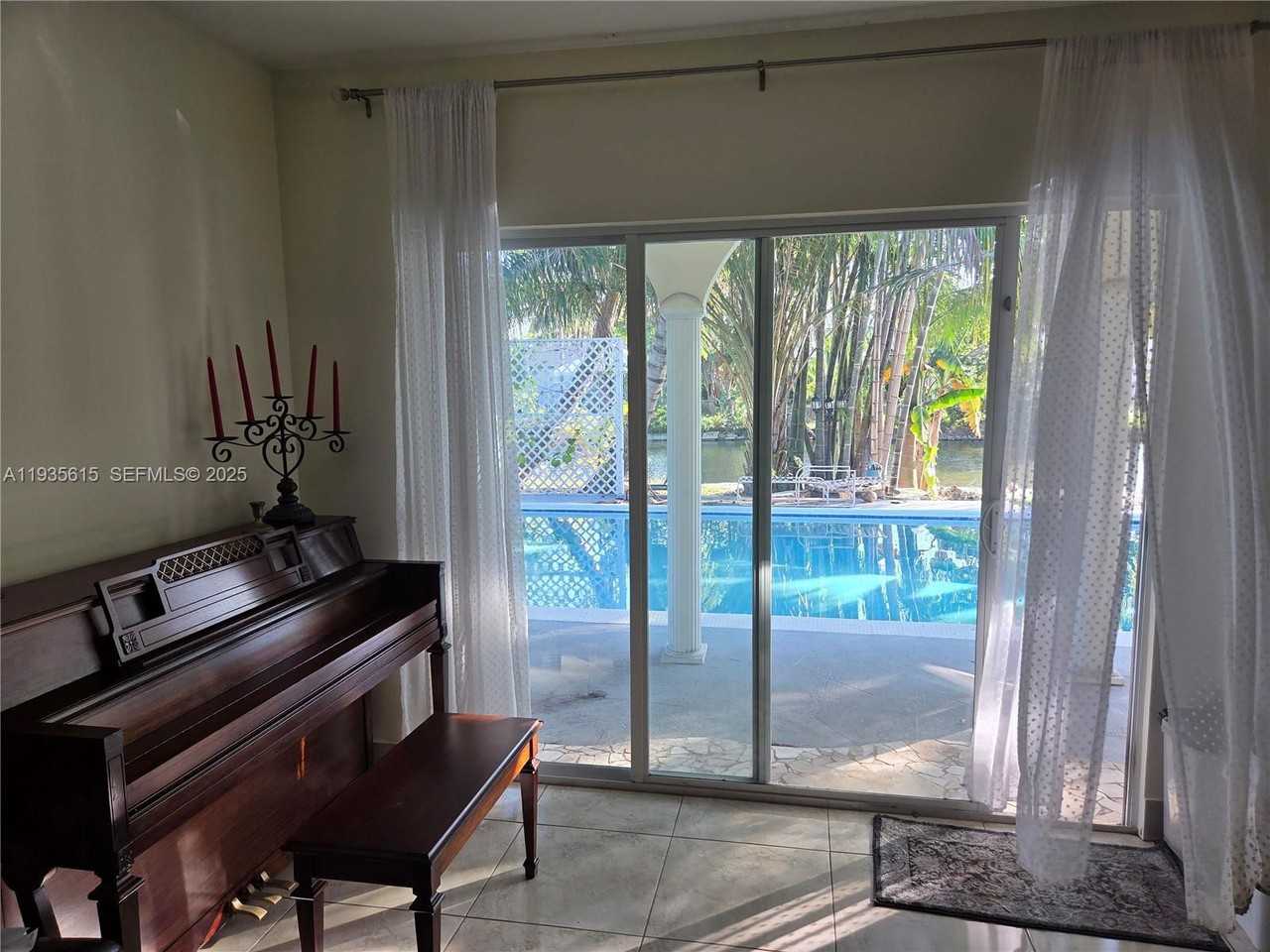 301 Sw 5th St - Photo 3 of 8