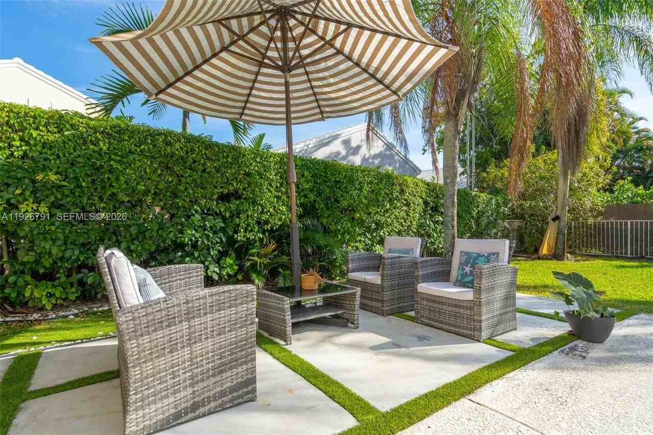 15241 Wilshire Ct - Photo 2 of 50