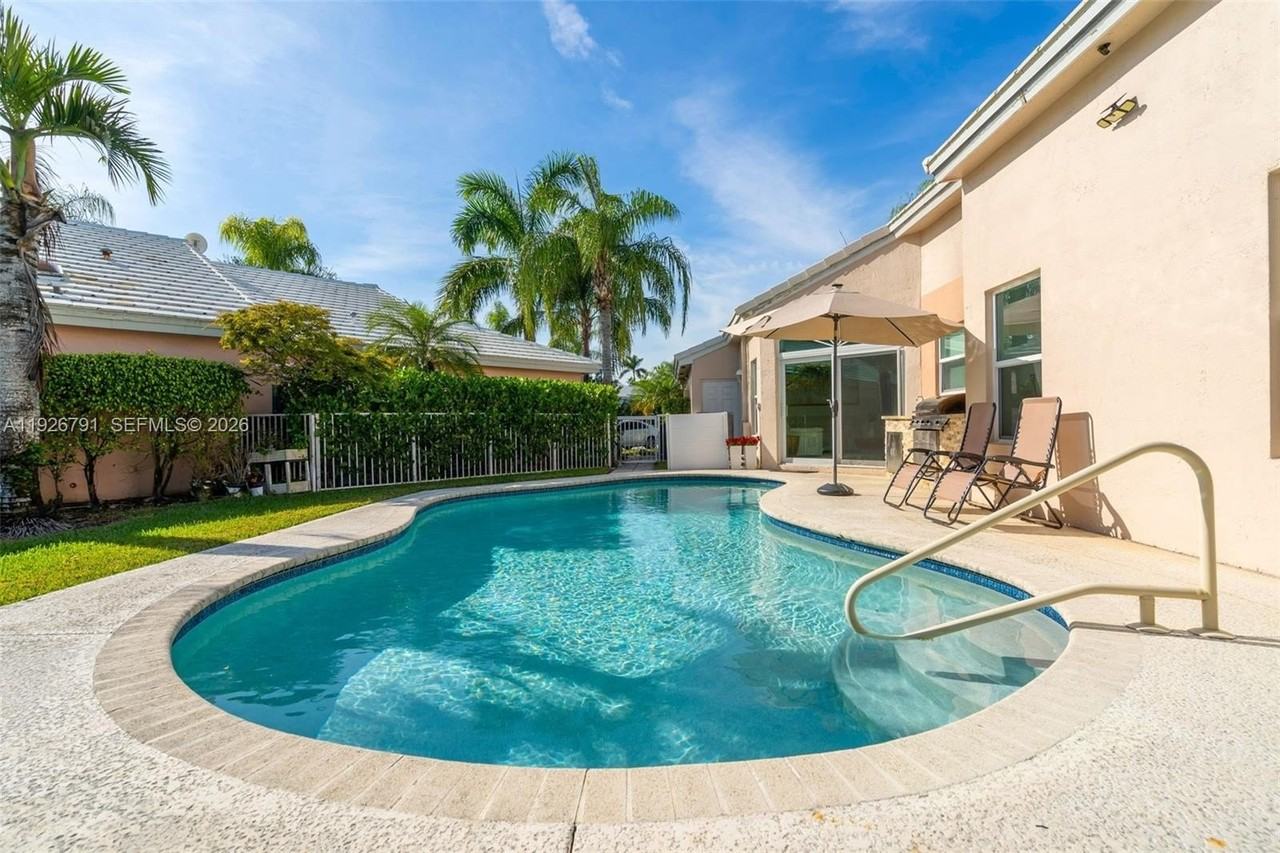 15241 Wilshire Ct - Photo 3 of 50