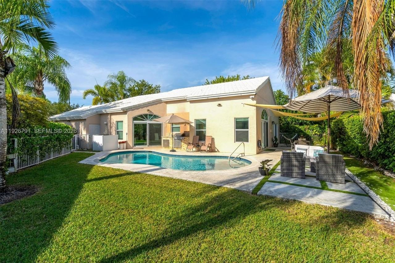 15241 Wilshire Ct - Photo 4 of 50