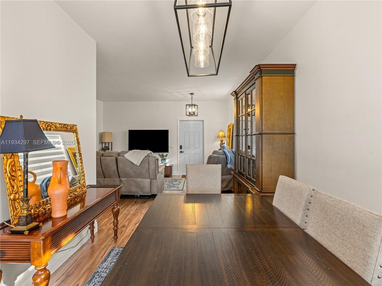 1433 Presidio Dr - Photo 7 of 40