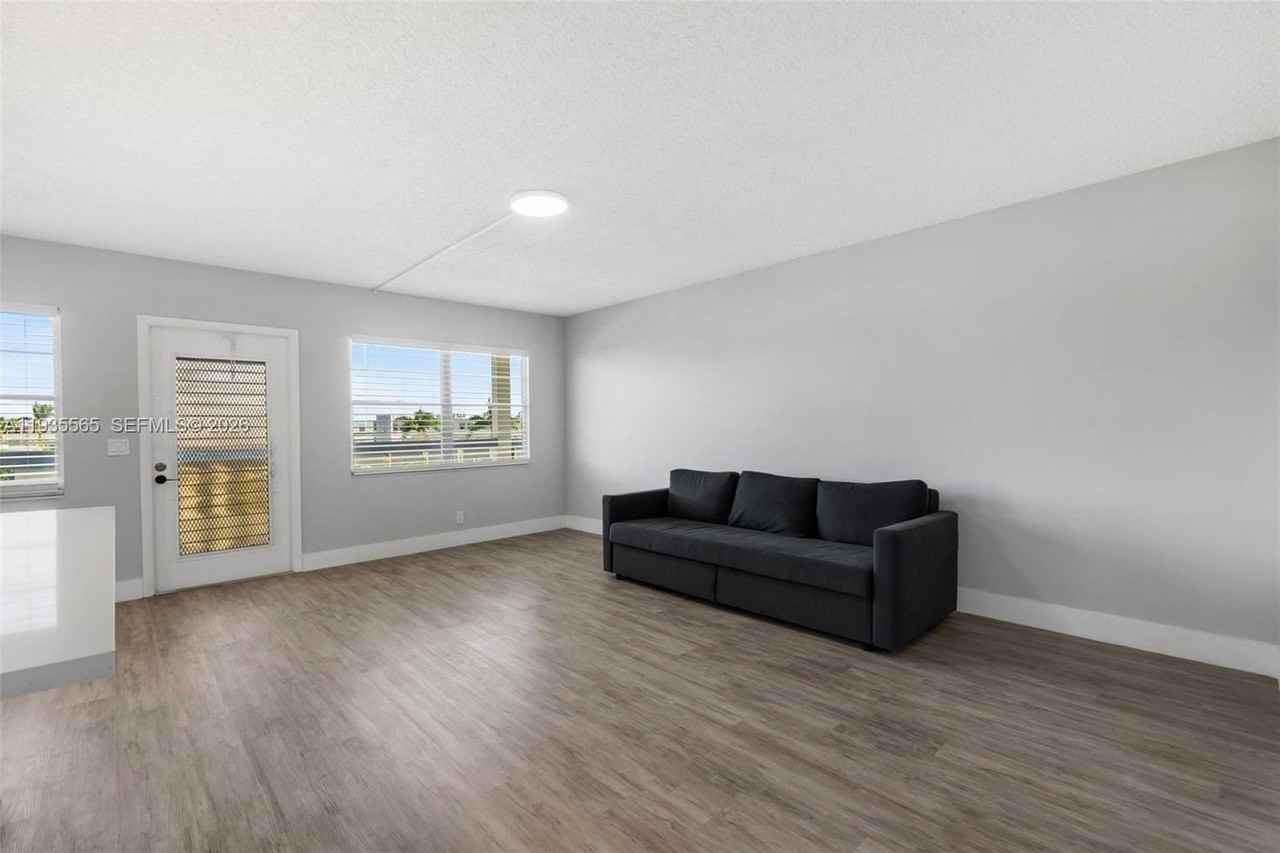 4025 Yarmouth B #4025 - Photo 3 of 30