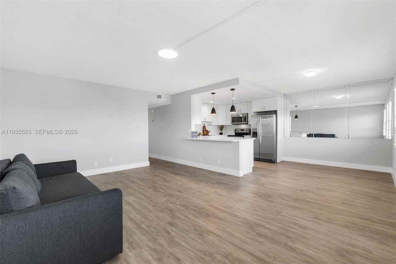 4025 Yarmouth B #4025 - Photo 4 of 30