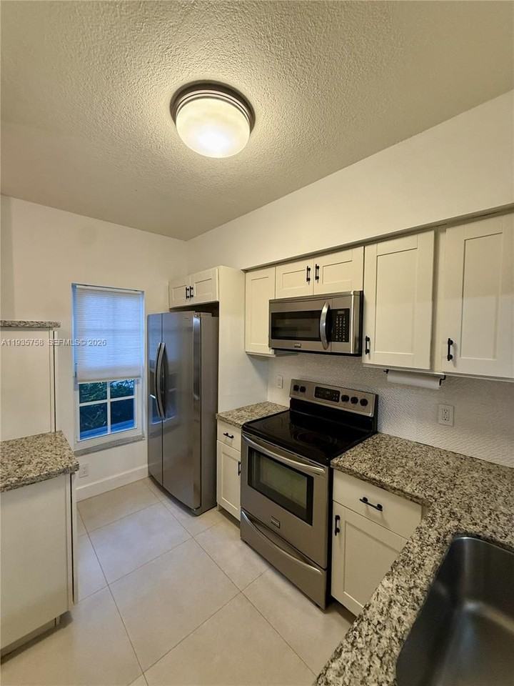 177 Sw 96th Ave - Photo 3 of 15