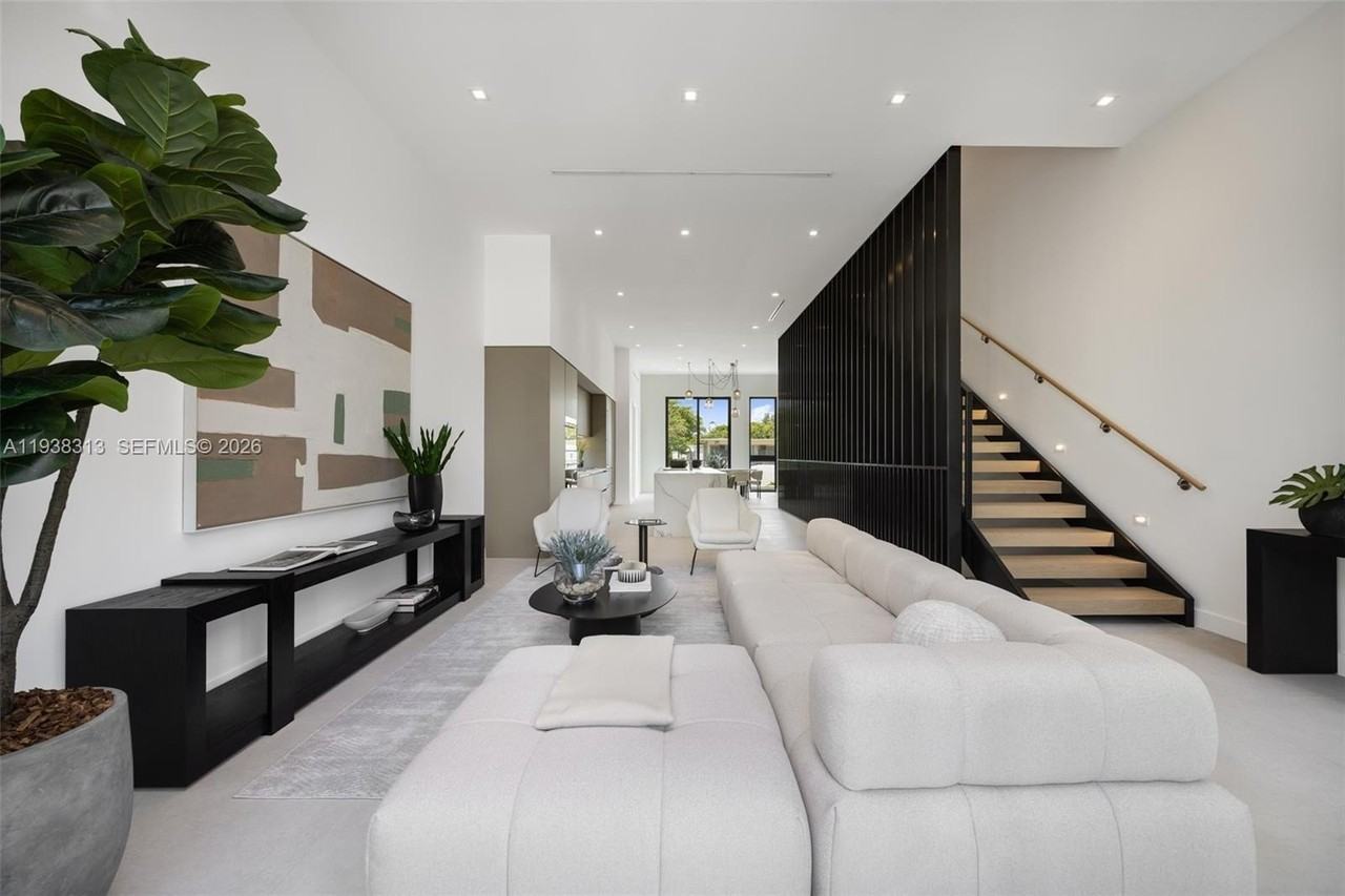 92 Sw 28th Rd #4 - Photo 2 of 32