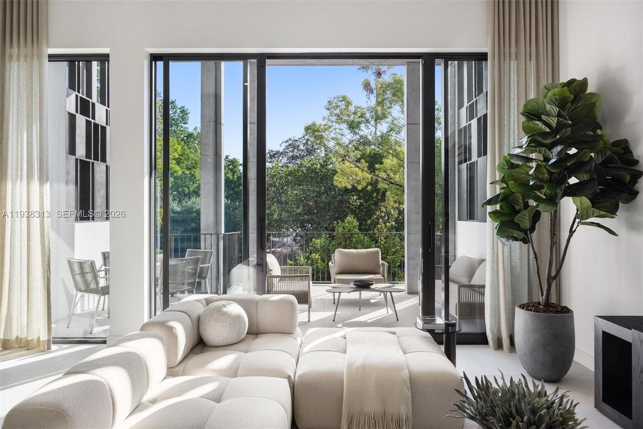 92 Sw 28th Rd #4 - Photo 3 of 32