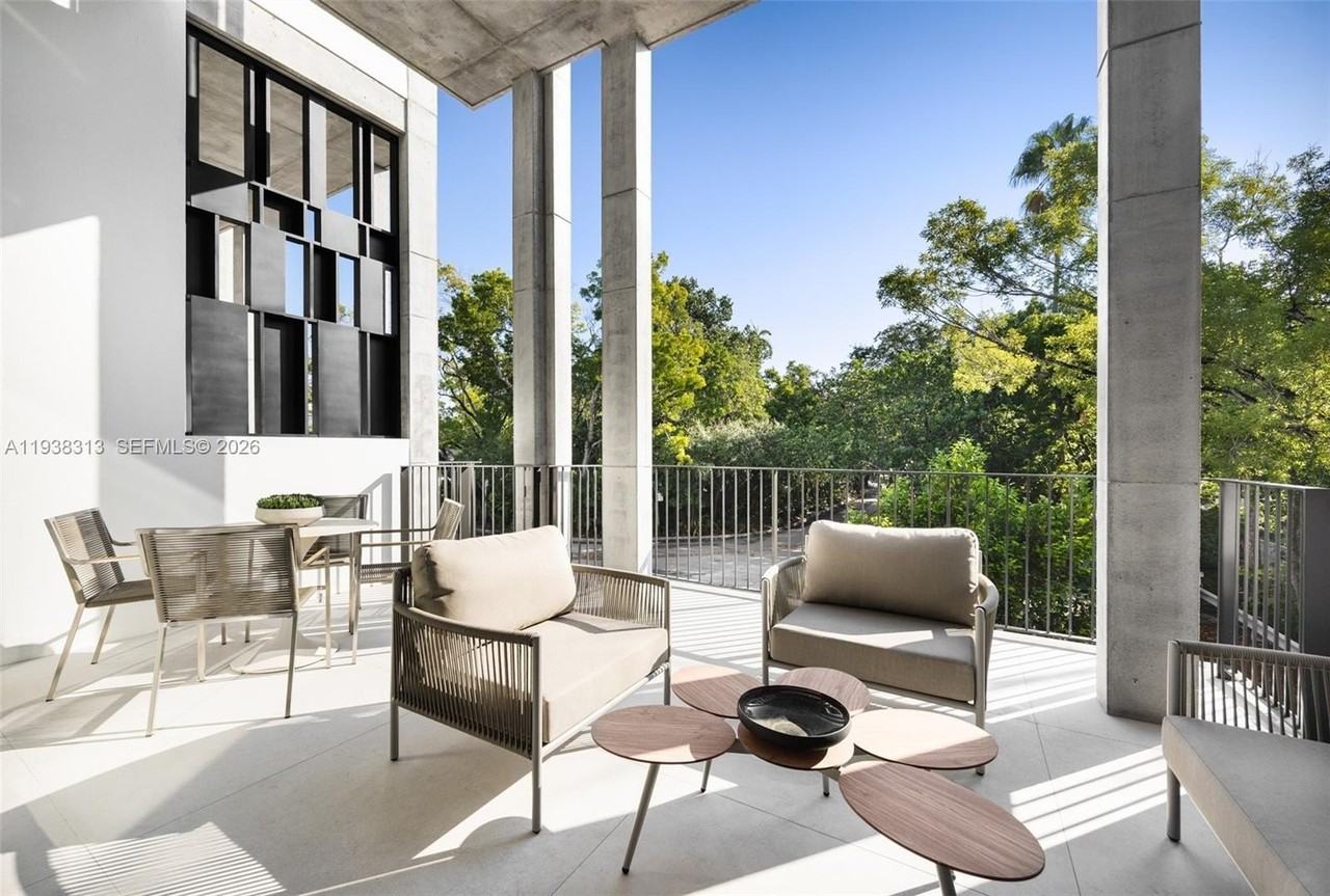 92 Sw 28th Rd #4 - Photo 4 of 32