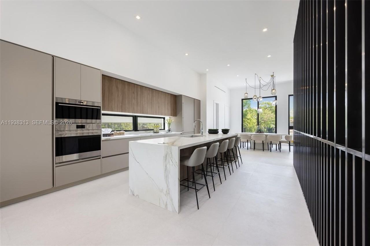 92 Sw 28th Rd #4 - Photo 5 of 32