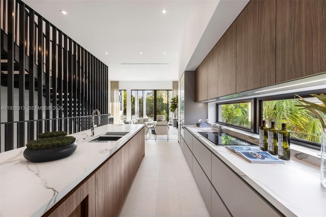 92 Sw 28th Rd #4 - Photo 7 of 32