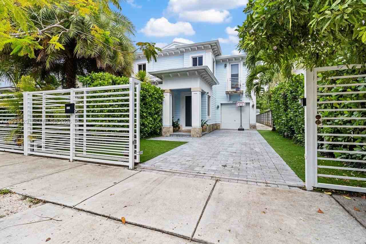 2930 Catalina St #1 - Photo 3 of 35