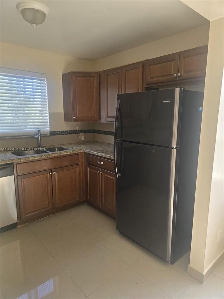 451 S 19th Ave #8 - Photo 2 of 16