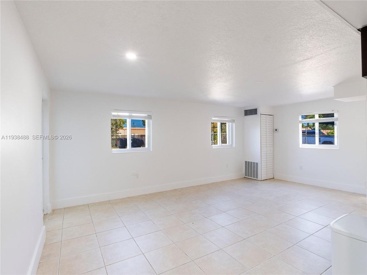 3360 Sw 6th St - Photo 6 of 17