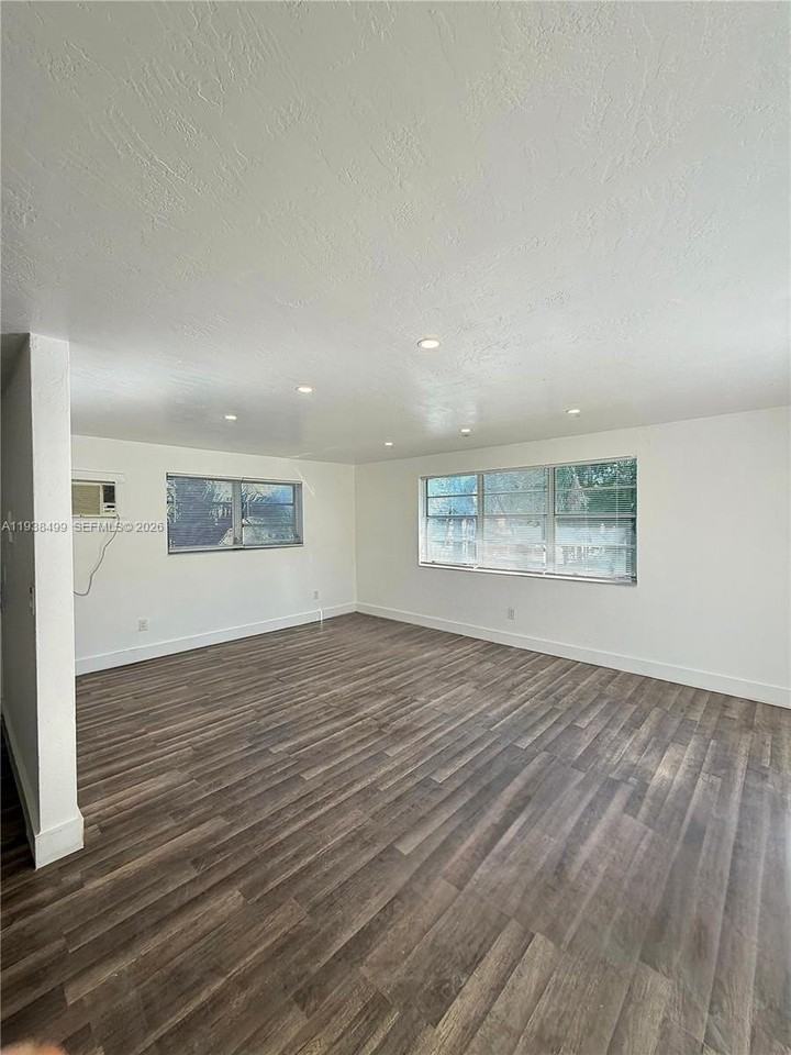 16890 Ne 21st Ave #10 - Photo 2 of 14