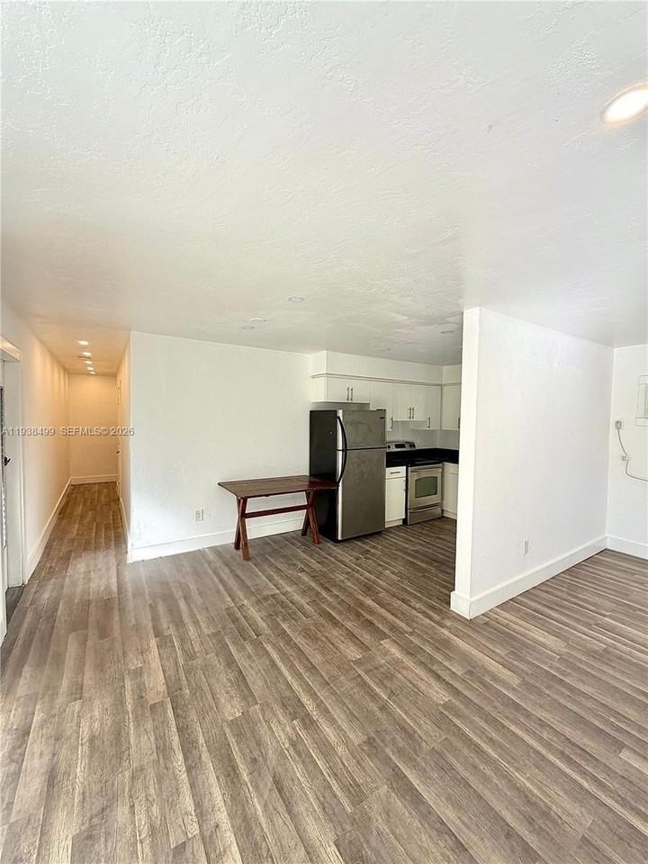 16890 Ne 21st Ave #10 - Photo 3 of 14