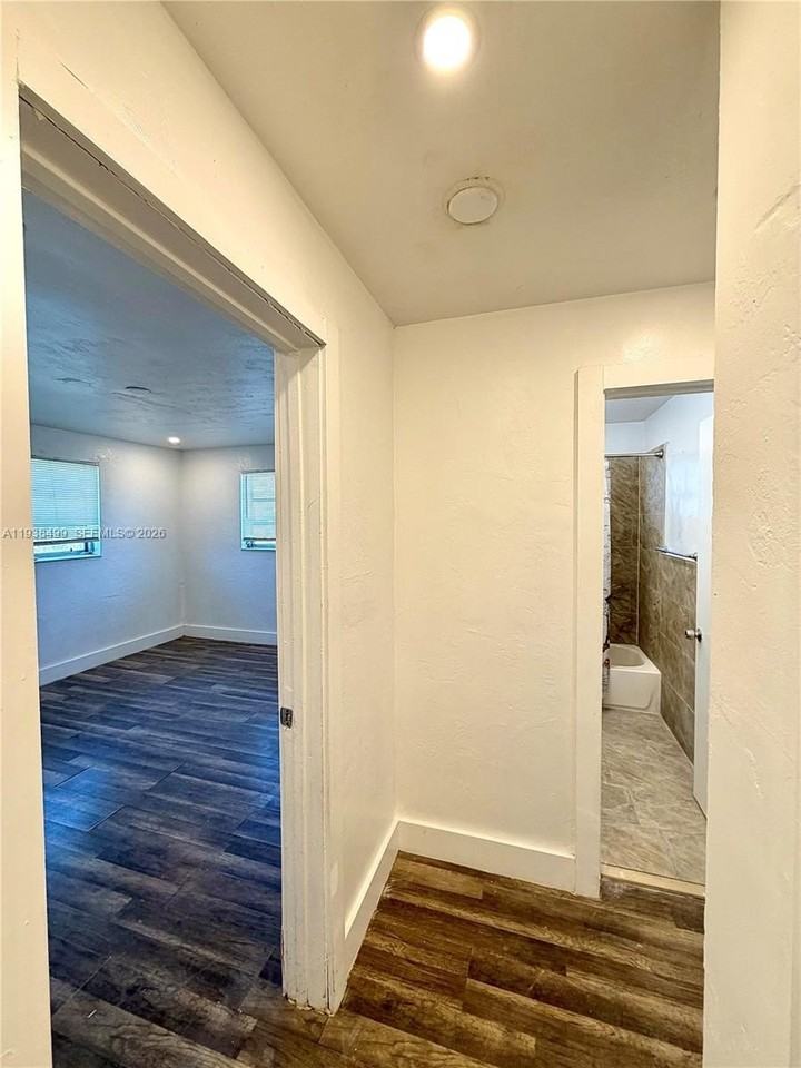 16890 Ne 21st Ave #10 - Photo 6 of 14