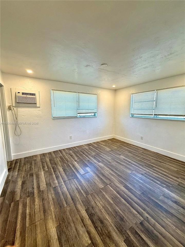 16890 Ne 21st Ave #10 - Photo 7 of 14