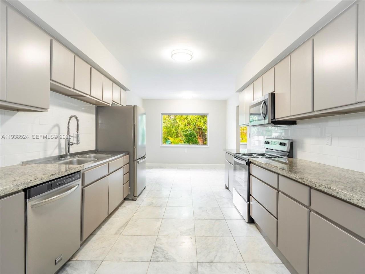 650 Ne 60th St - Photo 6 of 21