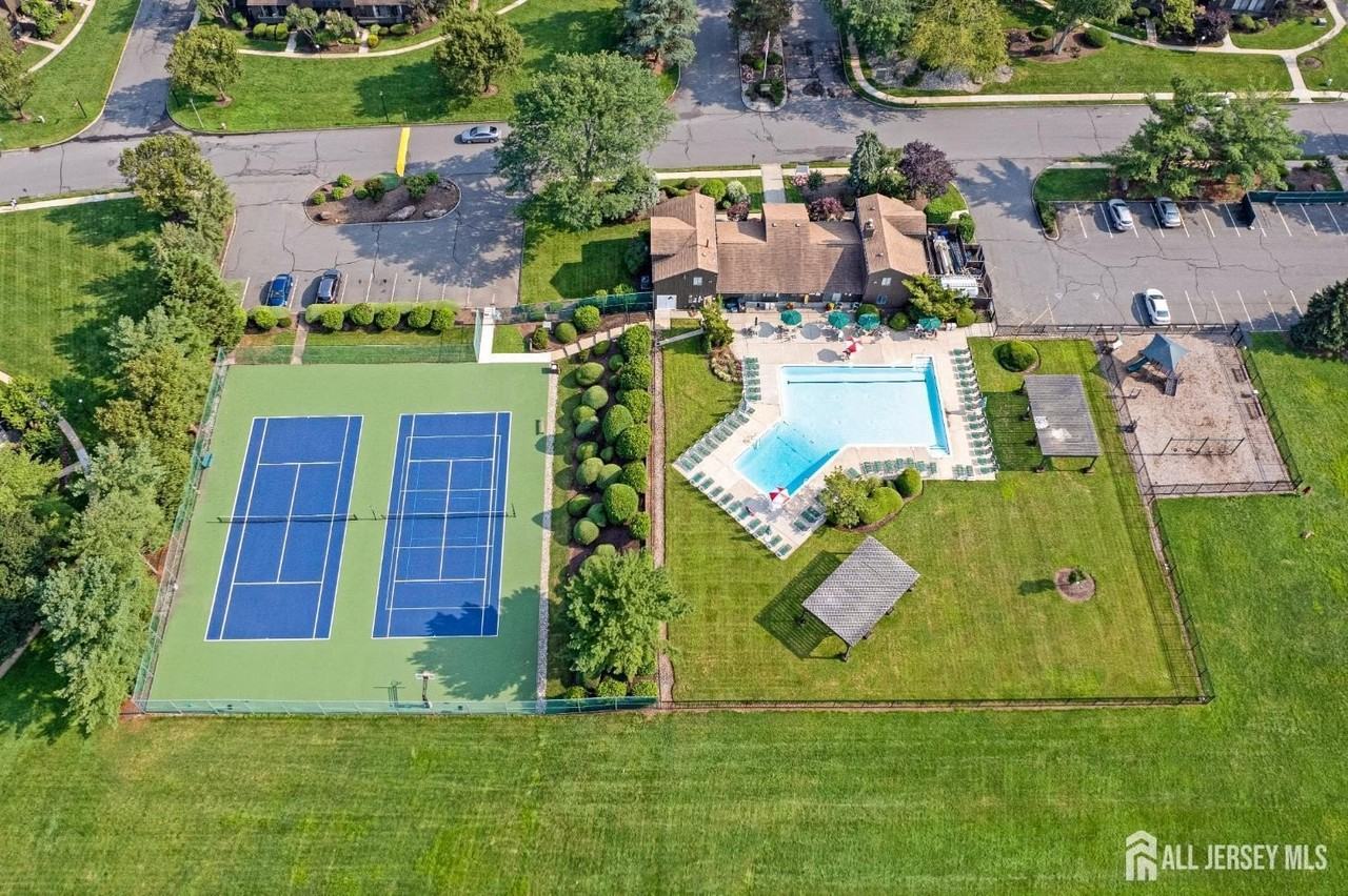 224 Westgate Dr - Photo 2 of 36