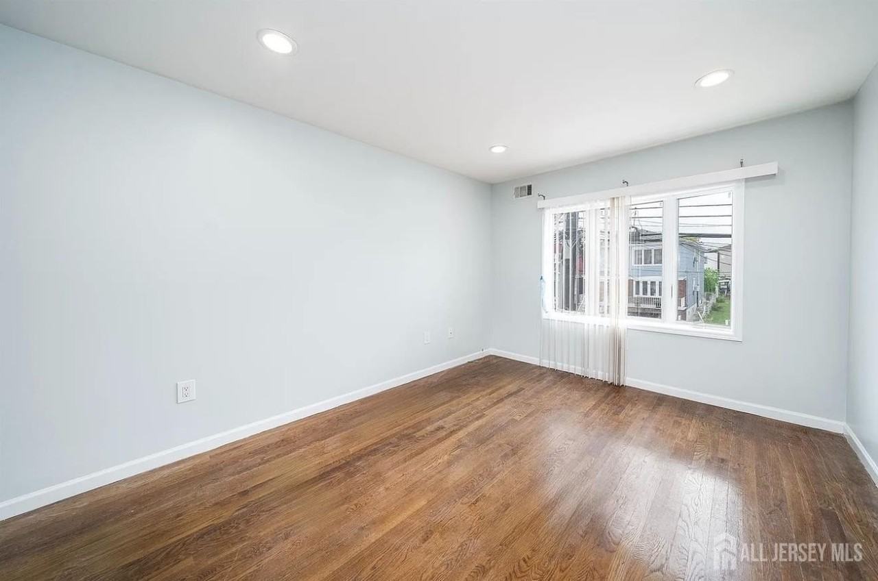 22 Linden Ave - Photo 5 of 16