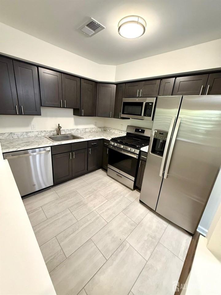 1238 Waterford Dr - Photo 2 of 20