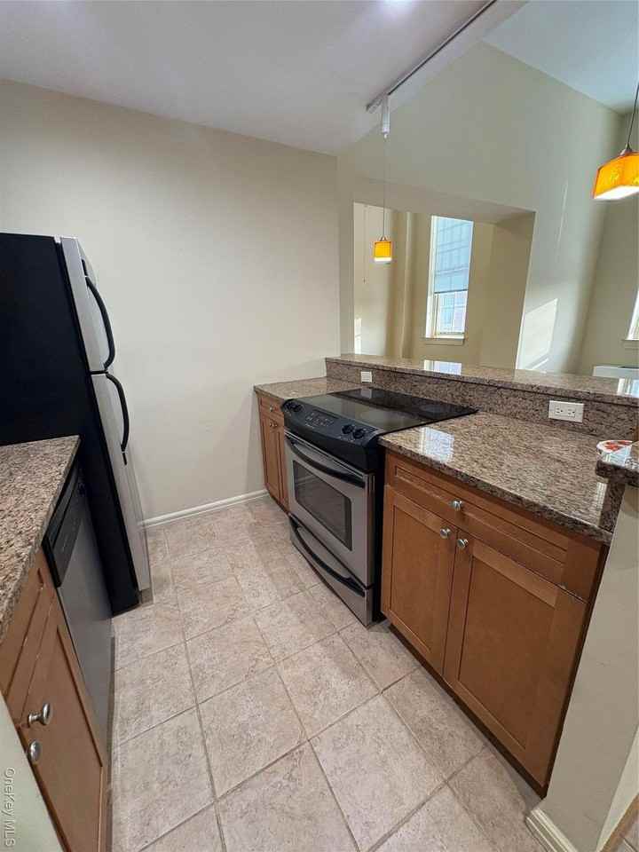 1701 Crompond Rd - Photo 3 of 15