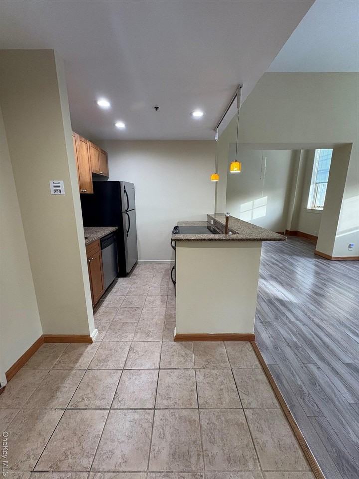 1701 Crompond Rd - Photo 5 of 15