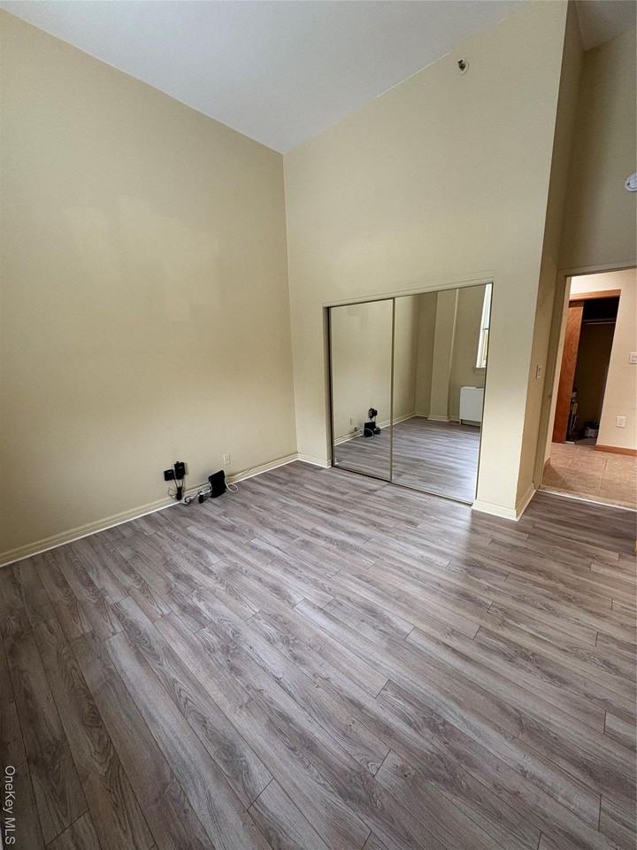 1701 Crompond Rd - Photo 6 of 15