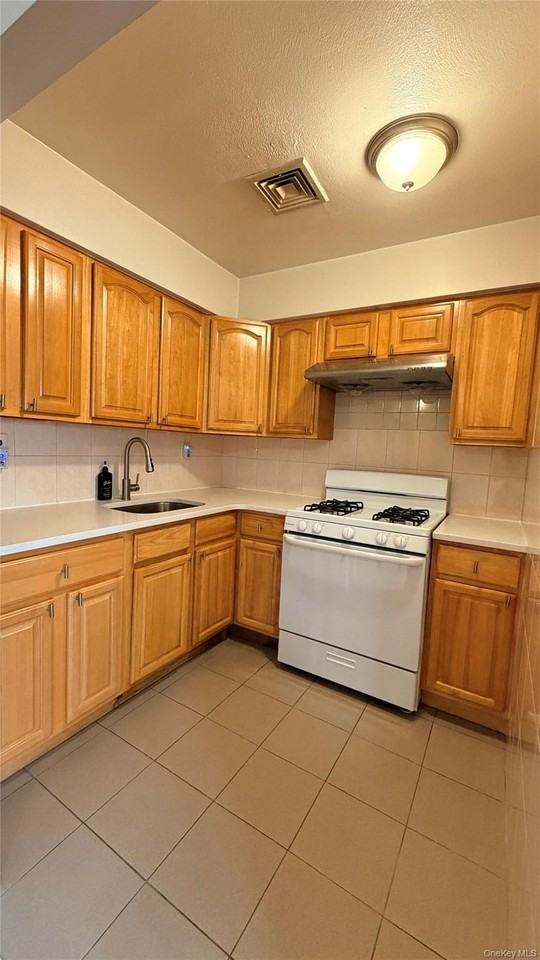 6302 Grand Central Pkwy - Photo 3 of 8