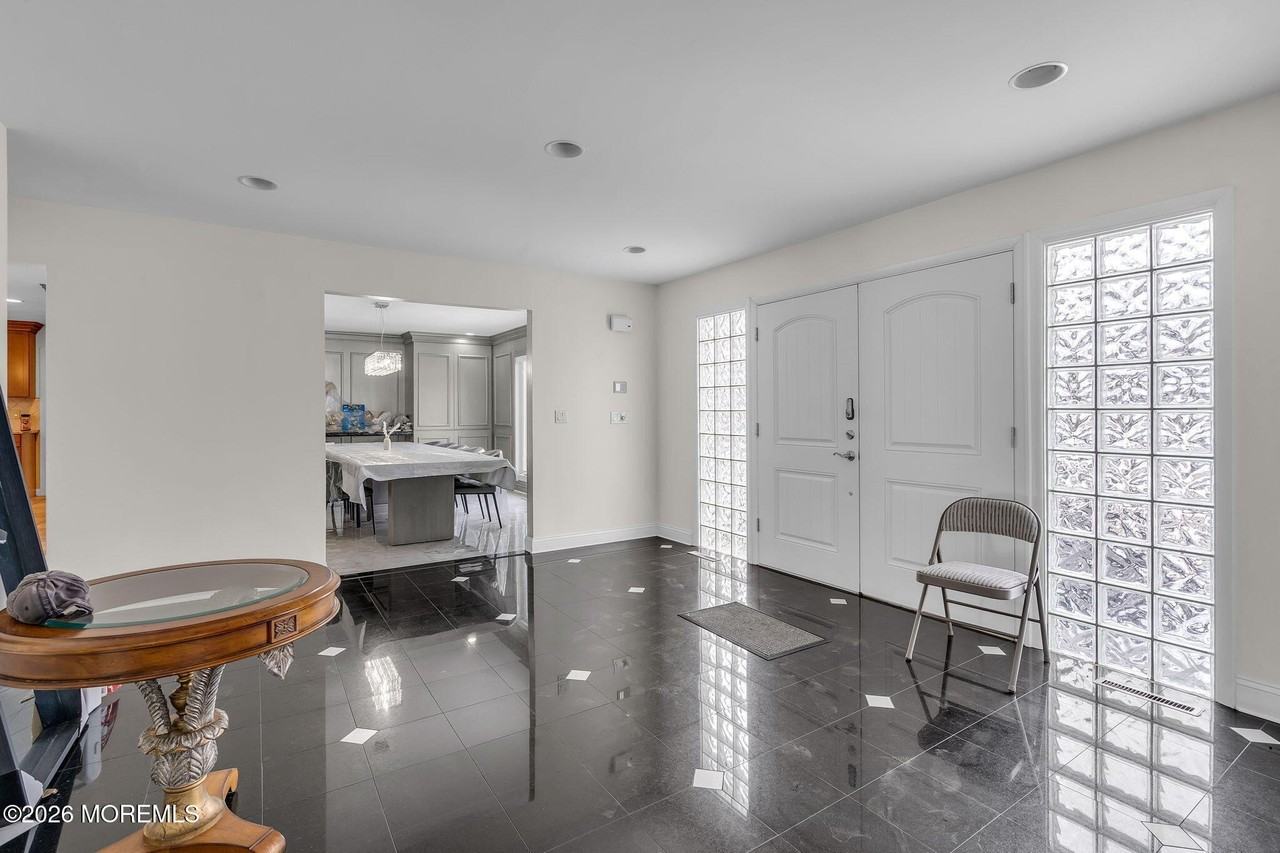 7 Harvard Ct - Photo 6 of 25