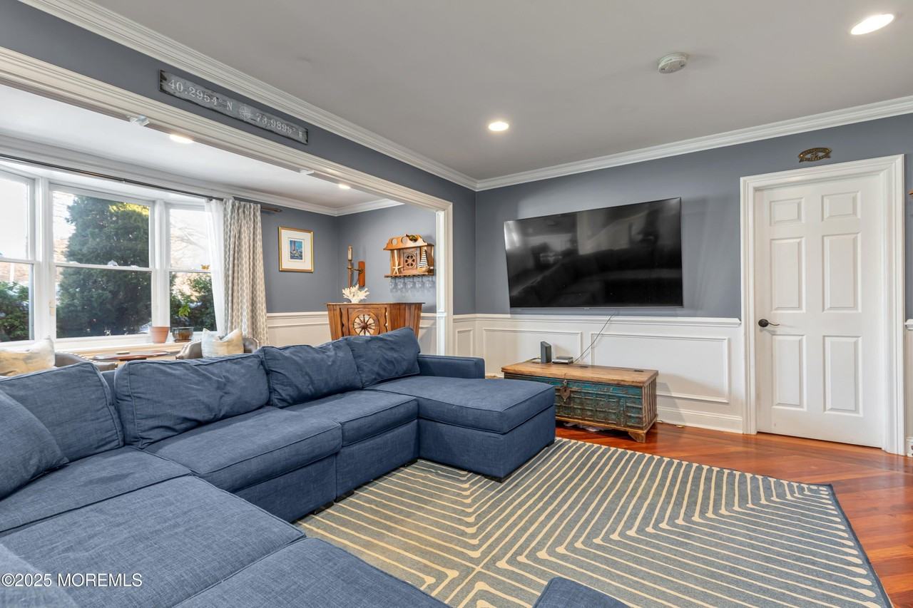 384 Sairs Ave - Photo 5 of 33