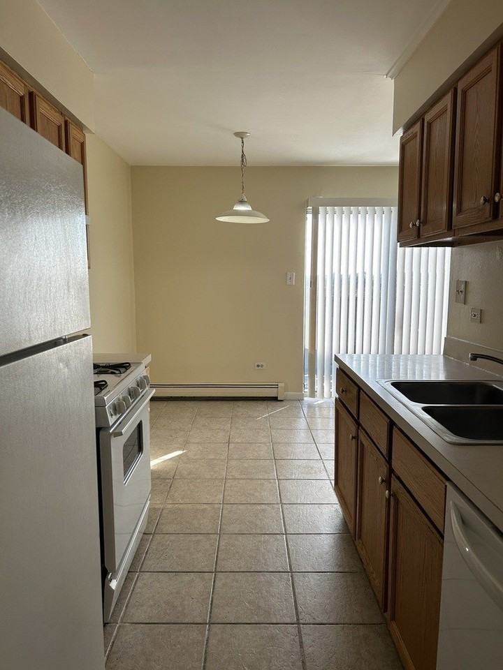 1120 Copperfield Ln Apt E #E - Photo 2 of 9