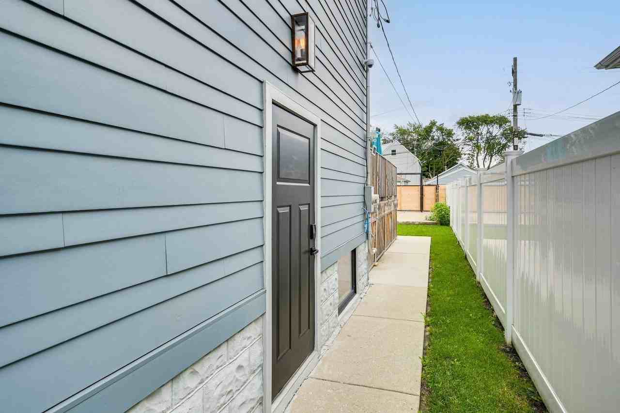 4727 N Kiona Ave - Photo 4 of 36