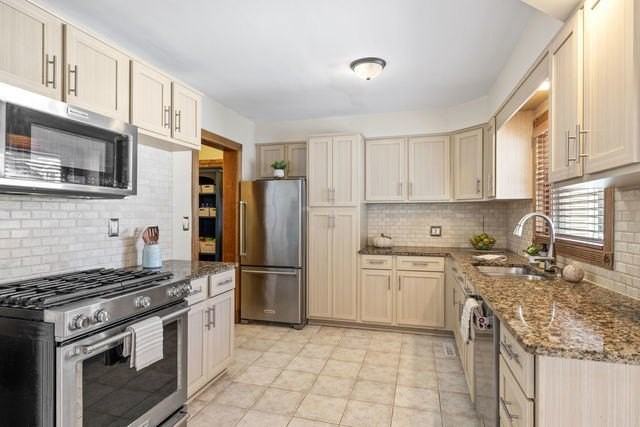 438 S Wright St - Photo 4 of 26