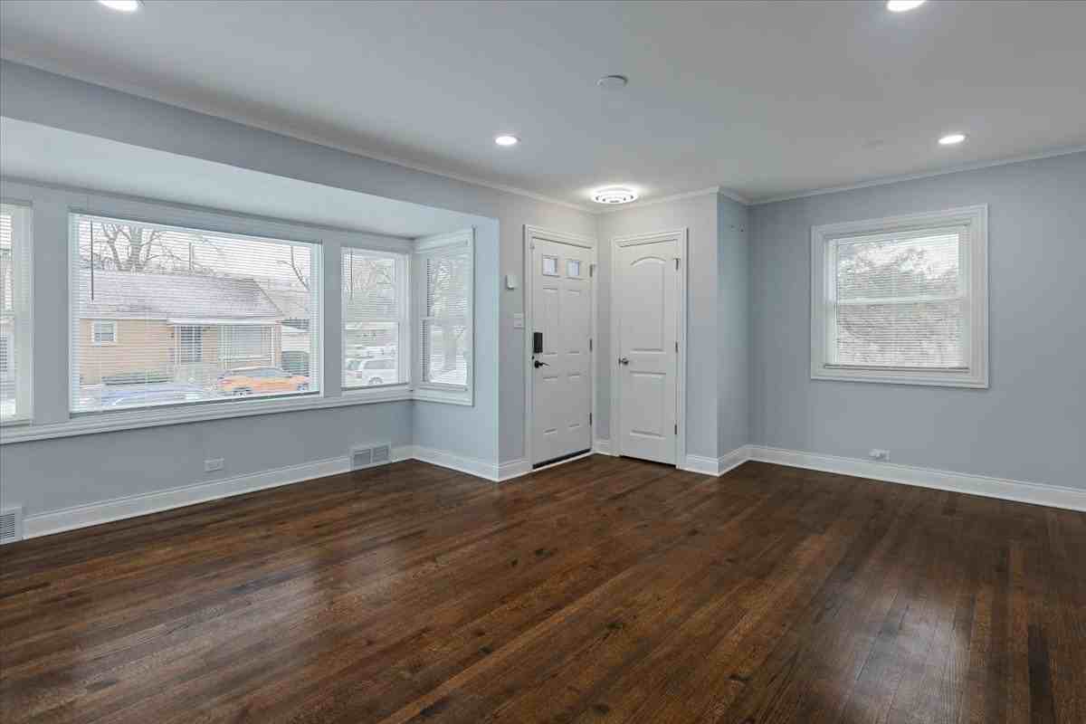 9107 S Dante Ave - Photo 3 of 23