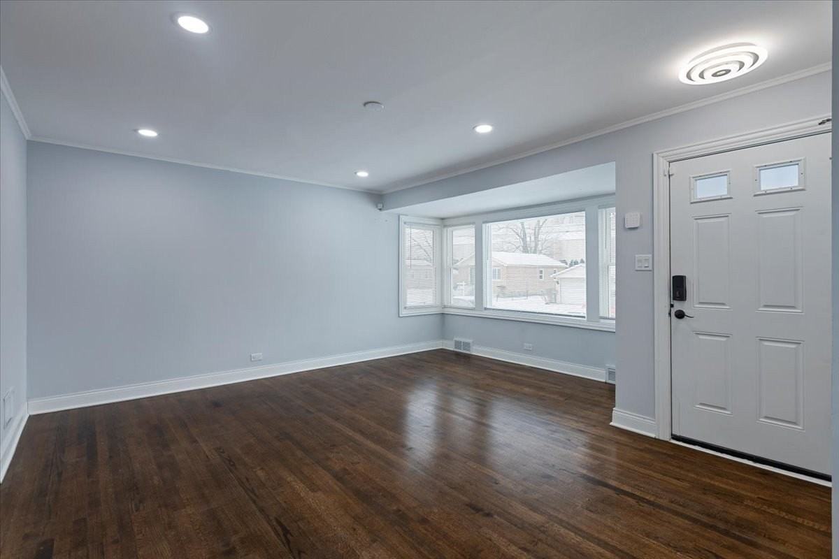 9107 S Dante Ave - Photo 4 of 23