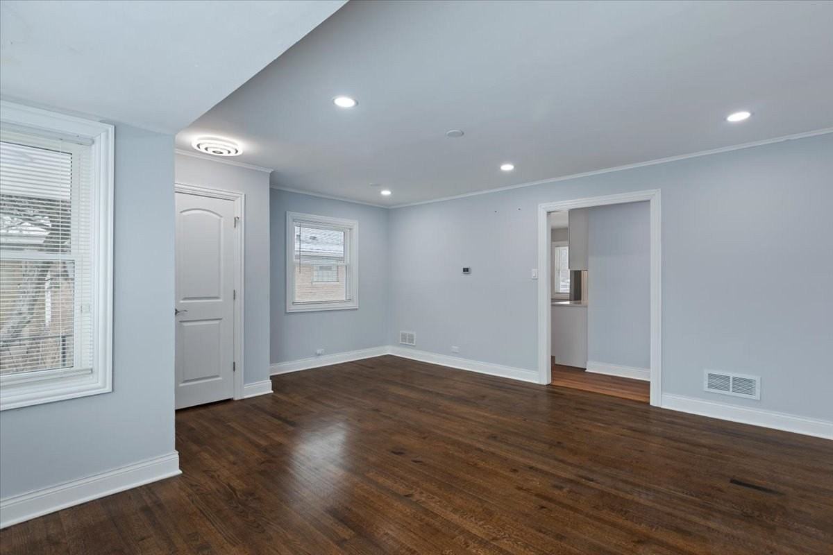 9107 S Dante Ave - Photo 5 of 23