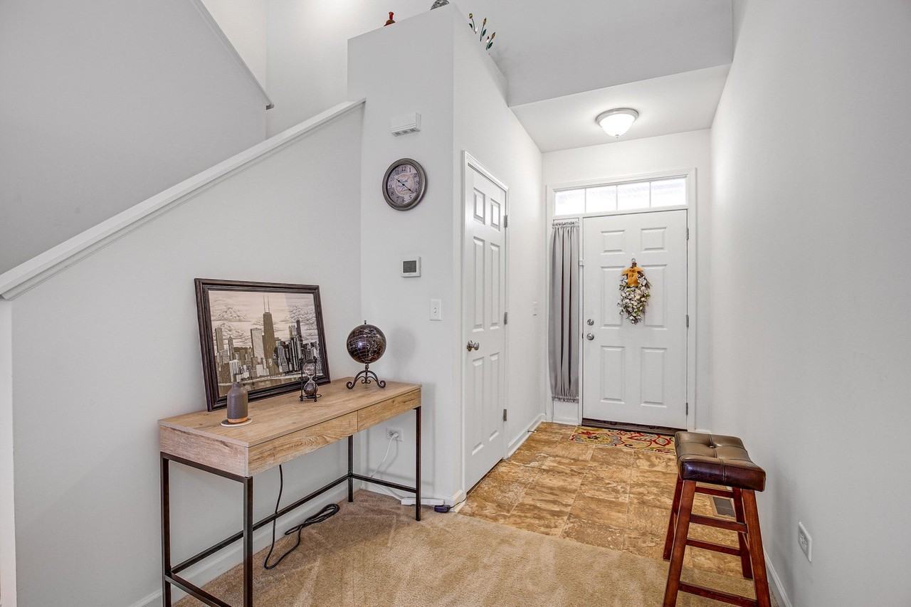 202 Owen St - Photo 4 of 26