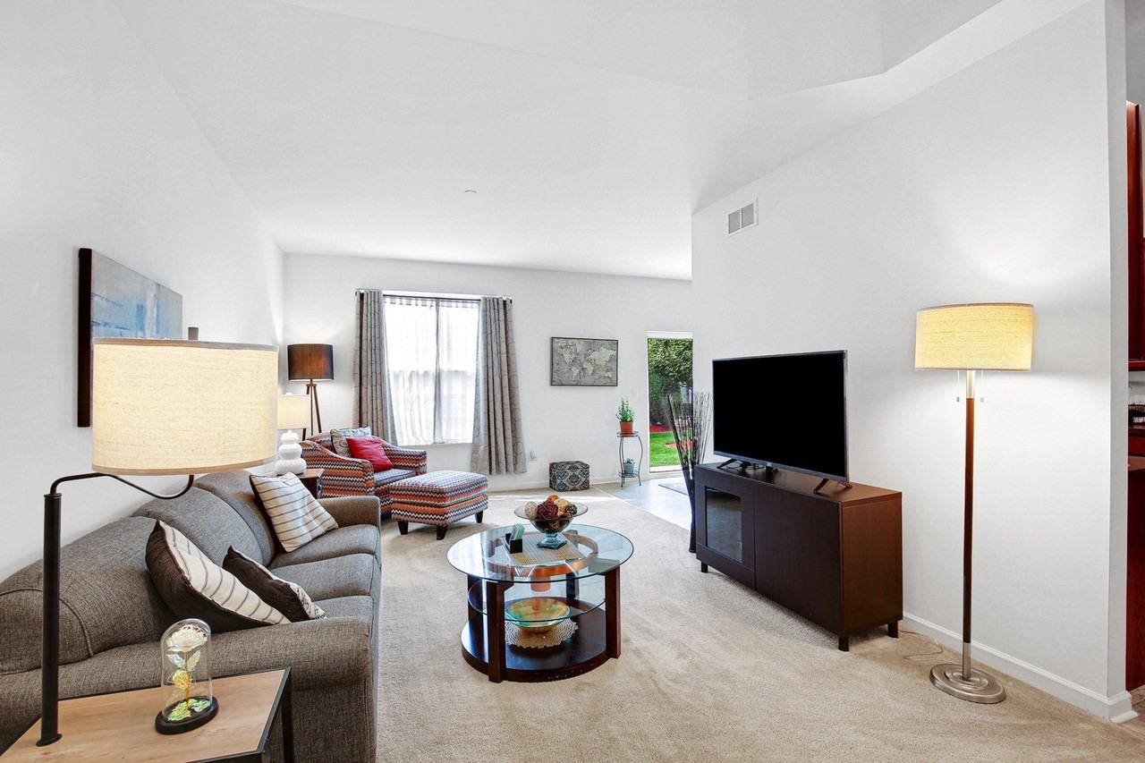 202 Owen St - Photo 5 of 26