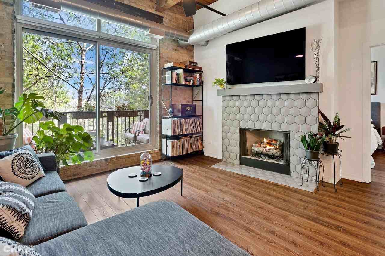 1740 N Maplewood Ave Apt 305 #305 - Photo 2 of 19