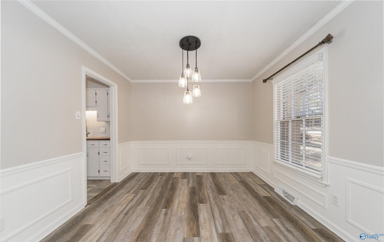 625 Versailles Dr Se - Photo 3 of 11