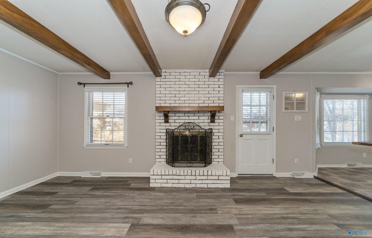 625 Versailles Dr Se - Photo 4 of 11