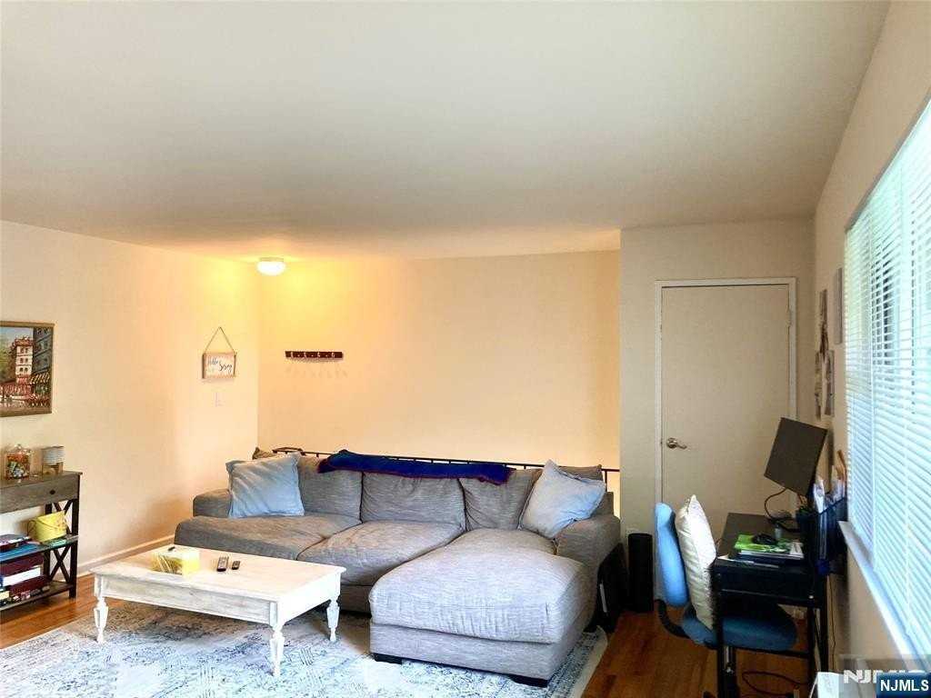 506 Washington Dr - Photo 3 of 10