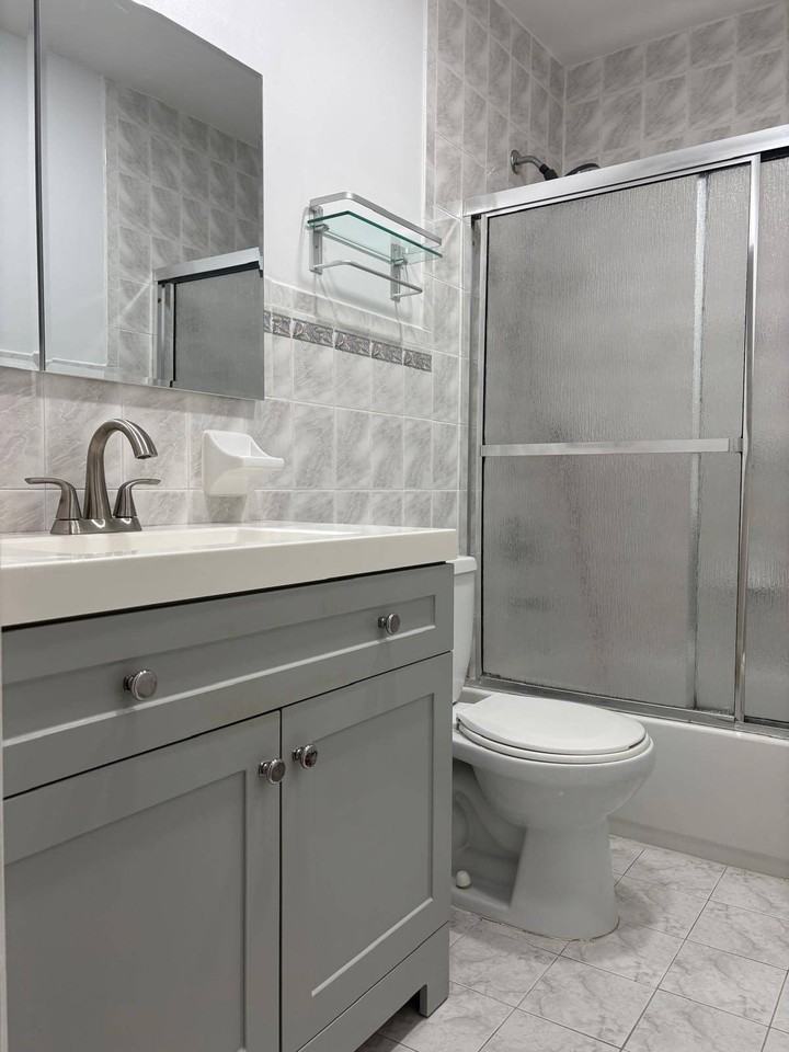 1233 E 69th St #2 - Photo 4 of 9