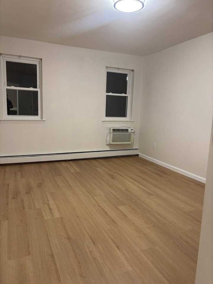 1233 E 69th St #2 - Photo 5 of 9