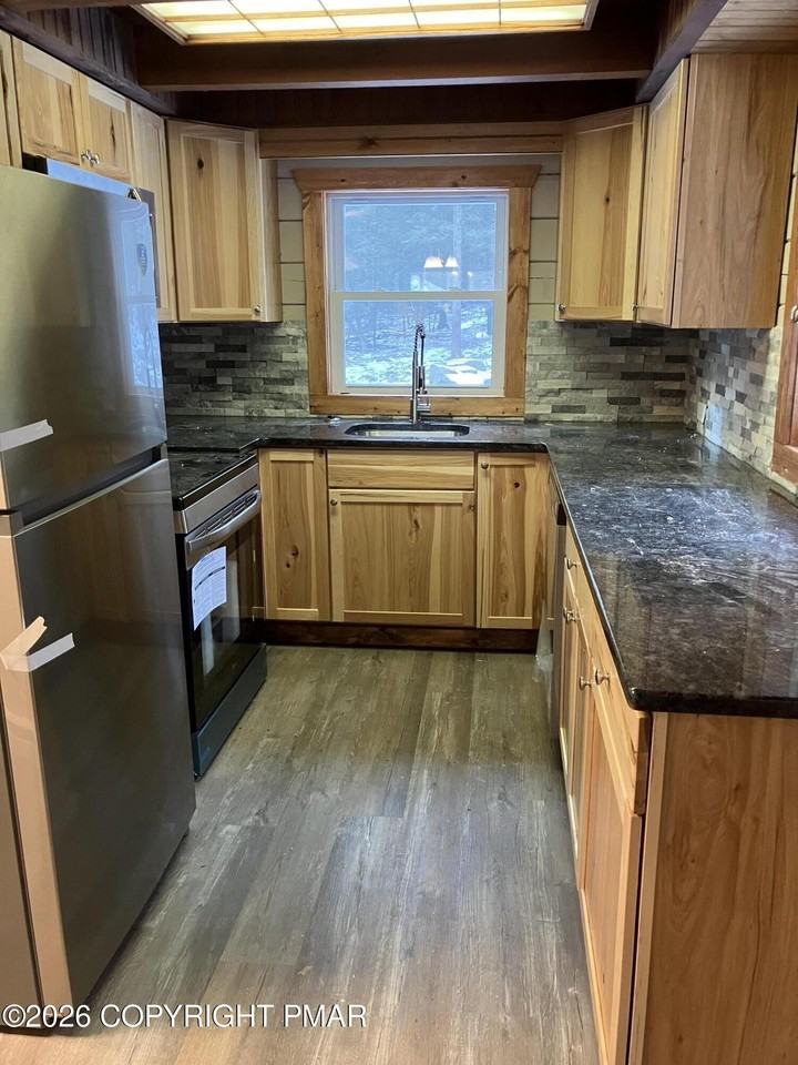 81 Henning Rd - Photo 5 of 9