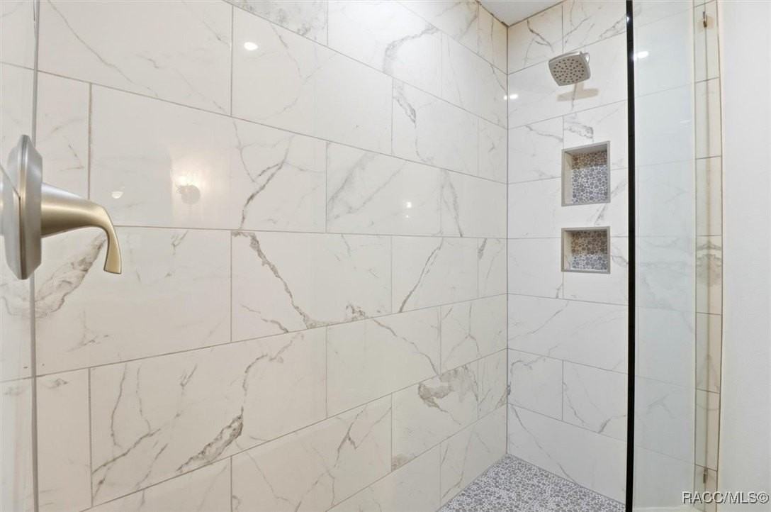 809 Inverie Dr - Photo 5 of 46