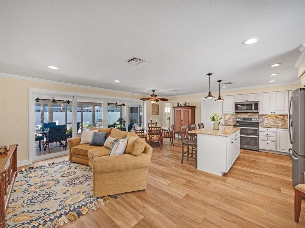 2250 Ne 35th St - Photo 6 of 26