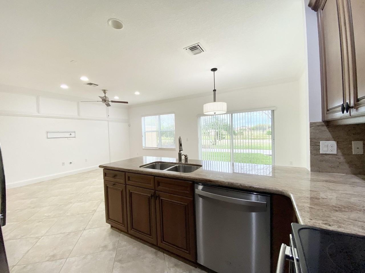 1802 Via Sofia - Photo 6 of 33