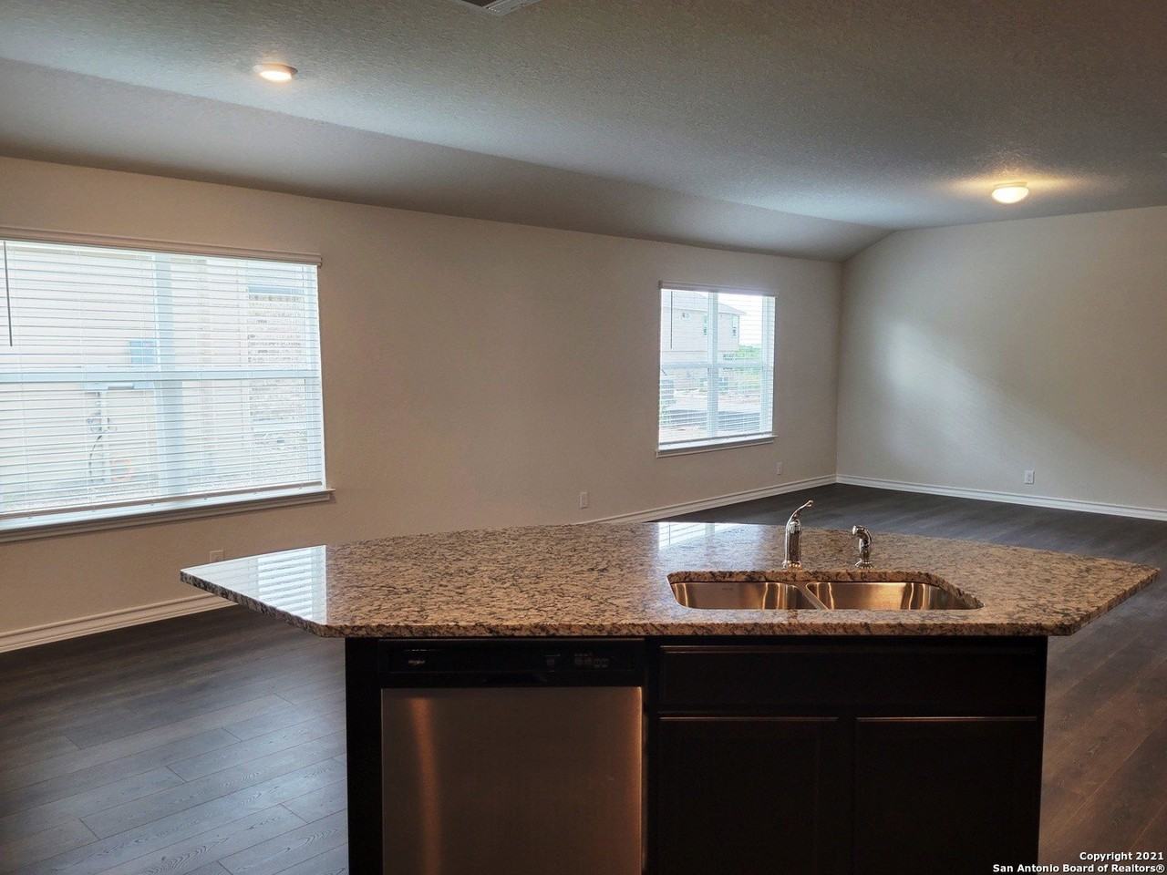 618 Cypress Byu - Photo 4 of 15